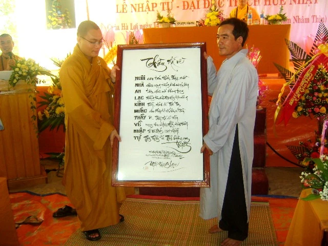 Phật tử Phạm Toán, Đạo tràng Ngôi Nhà An Lạc tặng bức thư pháp cho Đ Đ Thích Huệ Nhật.JPG