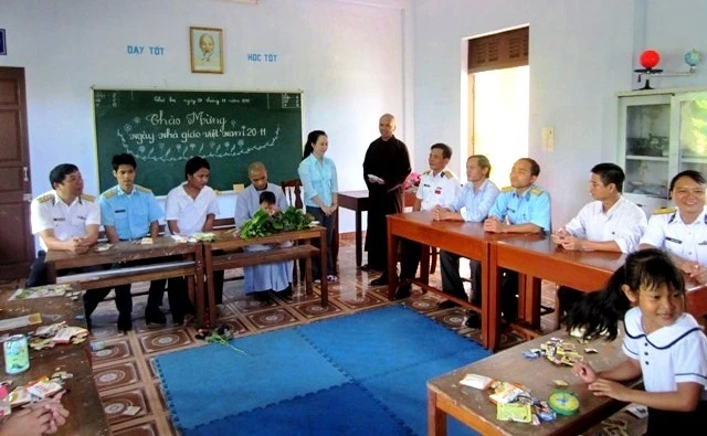 thăm và tặng quà tại lớp học.JPG