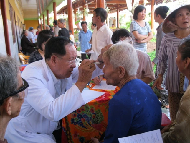 khám mắt.jpg