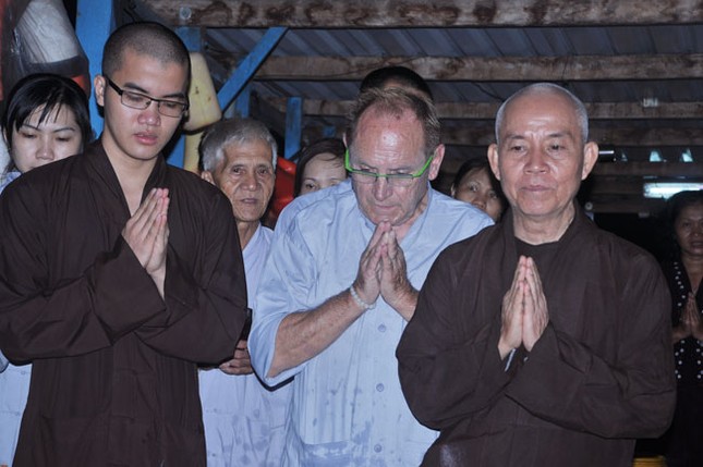 Phật tử "ngoại" phóng sinh ảnh 2 Phong sanh 2.jpg