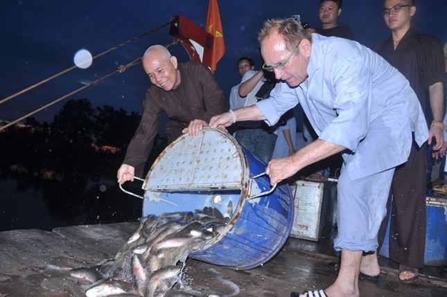 Phật tử "ngoại" phóng sinh ảnh 1 phong sanh 1.jpg