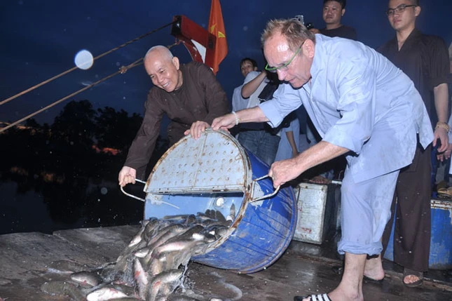 Phật tử "ngoại" phóng sinh ảnh 1 phong sanh 1.jpg