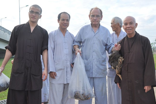 Phật tử "ngoại" phóng sinh ảnh 3 phong sanh 3.jpg