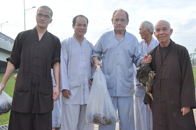 Phật tử "ngoại" phóng sinh ảnh 3 phong sanh 3.jpg