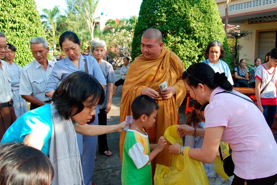 Tặng quà cho người nghèo các xã vùng sâu ảnh 1 ptqtt-2.jpg