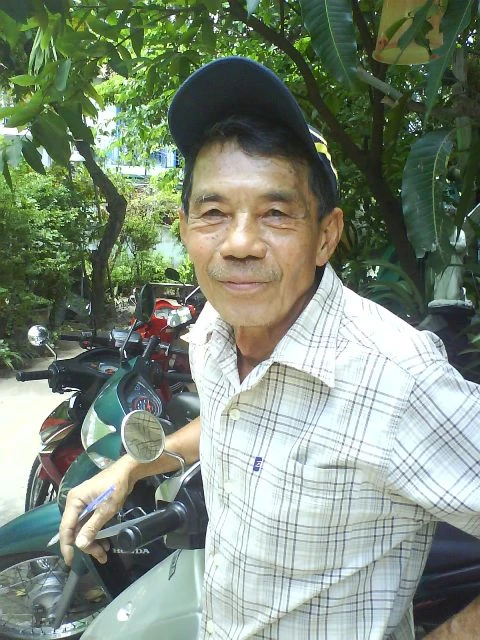 Tấm lòng của “ông già” hưu trí ảnh 1 2.jpg