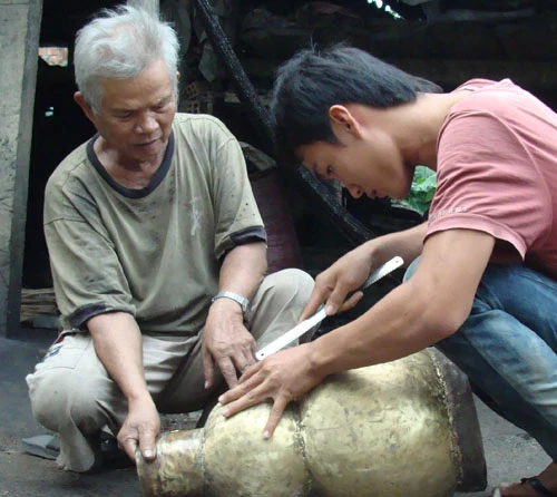 Ở tuổi gần đất xa trời, lão cố gắng truyền nghề cho con cháu - Ảnh: Võ Quý Cầu