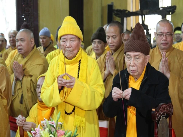 Chư tôn đức niêm hương