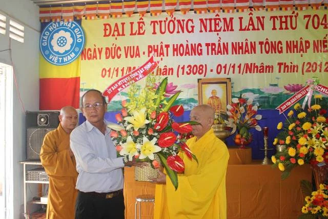 2 Ông Huỳnh Văn Diệu – Trưởng phòng Tôn giáo, Dân tộc – Ban Dân vận Tỉnh ủy Tây Ninh  đại diện UBMTTQVN tỉnh Tây Ninh tặng hoa chúc mừng Đại lễ.jpg