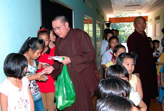 Trung tâm TTXH Phật Quang tiếp nhận 10 máy vi tính ảnh 1 tmt-8.jpg