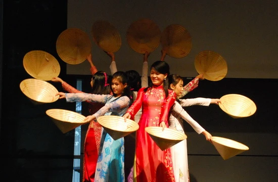 Mua ao dai non la 2_resize.jpg