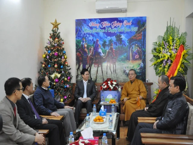 HT.Thích Thanh Nhiễu cũng đã tới chúc mừng Giáng sinh Hội thánh Tin Lành Hà Nội.