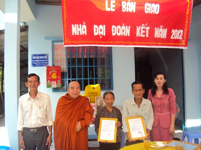 HT THÍCH THIỆN TÂM cùng chính quyền địa phương bàn giao nhà ĐĐK tại xã Hội An DSC03339.JPG