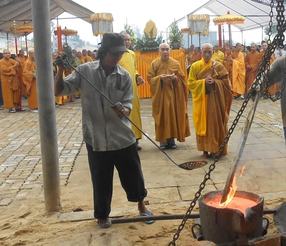 Đúc tượng Đức Bổn Sư Thích Ca tại chùa Long Hoa ảnh 2 duc tuong5.JPG