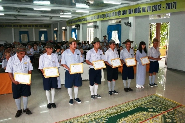 13.Tặng bằng khen cho các đơn vị GĐPT có thành tích cao trong phong trào hiến máu nhân đạo.JPG