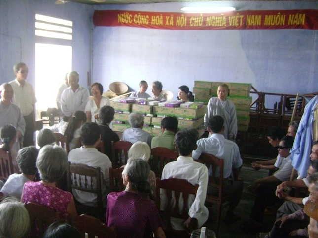 Thăm và tặng quà tại Hội người mù Hương Trà ảnh 1 Tuthien.doc.JPG