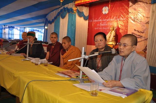 -_i di_n Ni gi_i Ph_t gißo Vi_t Nam Sc Thfch n_ Nh² Nguy_t tr_nh bay tham lu_n t_i h_i th_o.JPG