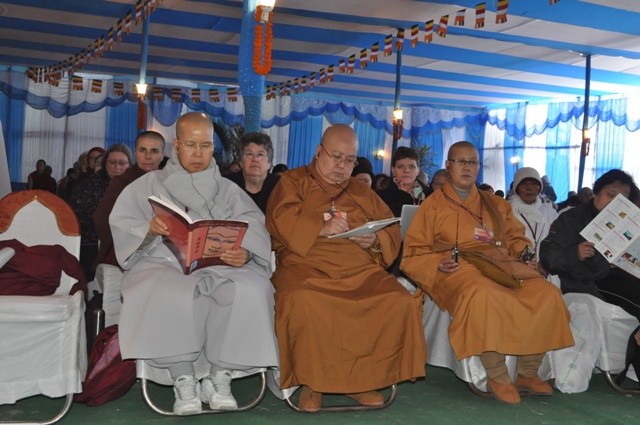 Chpm ch· theo d_i cßc tham lu_n t_i h_i th_o.JPG