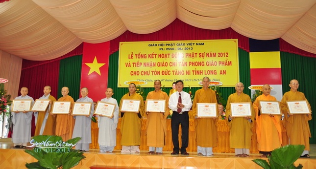 2013-1-07 Hop tong ket cuoi nam BTS va Le trao giao chi tan phong giao pham. LeTri (49).JPG