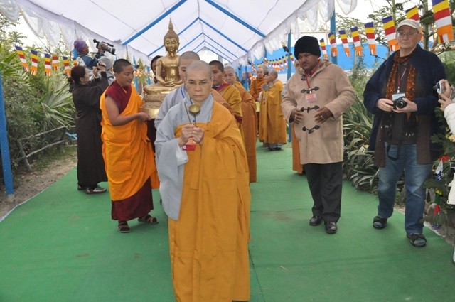 Nghi thức cung rước tôn tượng Di mẫu Ma Ha Ba Xà Ba Đề tôn trí tại Hội trường.JPG