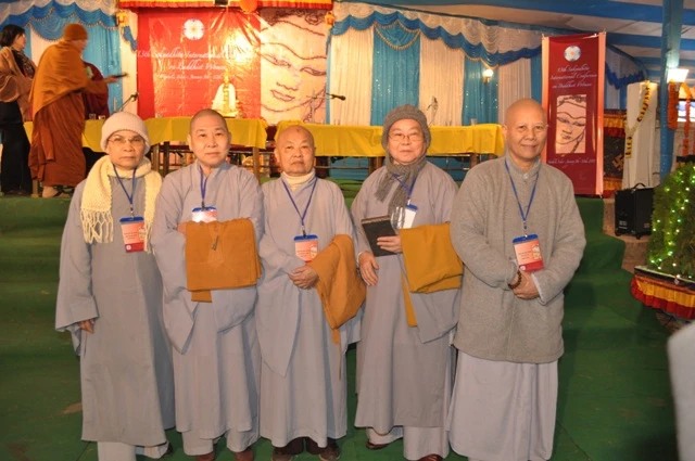 Ni trưởng Tịnh Nguyện cùng các vị lãnh đạo Ni giới  Phật giáo Việt Nam.JPG