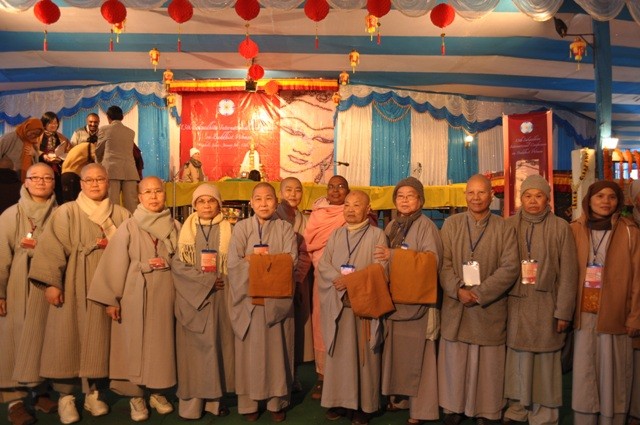 Ni trưởng Tịnh nguyện chụp hình cùng chư Ni Phật giáo Hàn Quốc.JPG