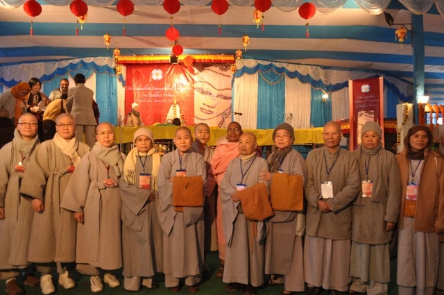 Ni trưởng Tịnh nguyện chụp hình cùng chư Ni Phật giáo Hàn Quốc.JPG