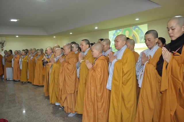 Phßi =oan Ni gi_i Vi_t Nam th_c hi_n nghi th_c ph·ng t_ng kinh ch·.JPG