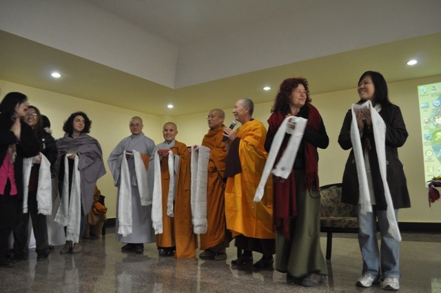 Sc. Li_u Phßp, Sc. Nh² Nguy_t, Sc. ViOn Ng_n ban phiOn d_ch cho phßi =oan ni gi_i Vi_t Nam nh_n qua l²u ni_m c_a H_i ngh_.JPG