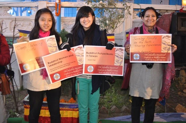 Thanh niOn Ph_t t_ =_n t_ In=(nOxia v_i cßc ch_ =_ tham gia H_i ngh_.JPG