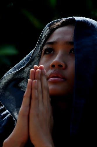 Trong nỗi đau kiên cường ảnh 1 cau nguyen.jpg