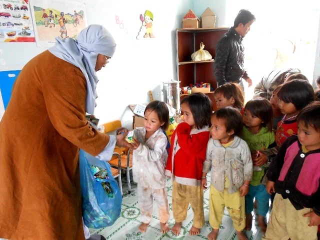 Tặng áo mới cho học sinh nghèo vùng cao ảnh 1 anh 1.JPG