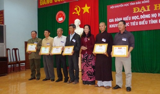 PG huyện Đắc RLấp tích cực trong công tác khuyến học ảnh 1 khuyenhoc05.jpg