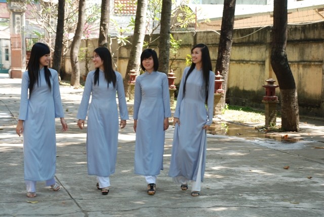 Phát động cuộc thi viết “Hương lam” ảnh 1 mot thoi ao lam.jpg