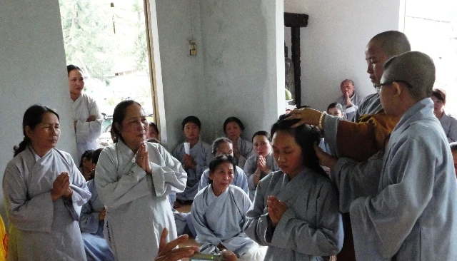 Anh Thien than quet la.JPG