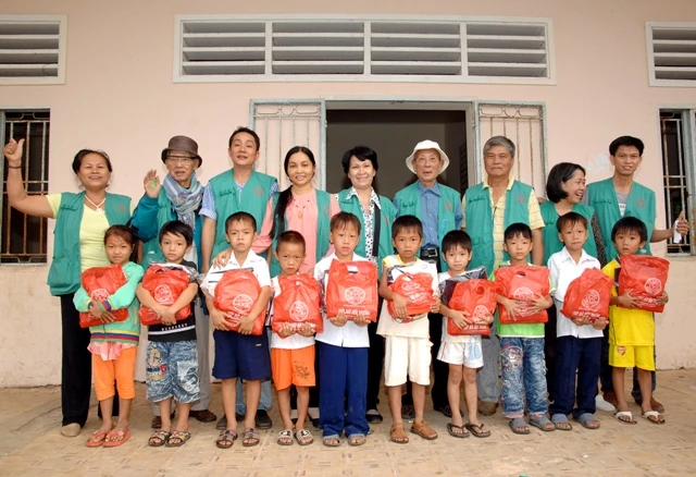 tang qua hs Kien Giang.JPG