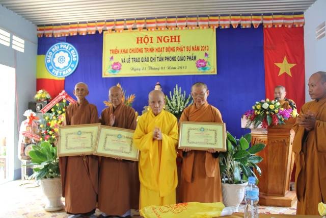 H_a Th²_ng Thfch Th(ng NghiOm trao Gißo Ch_ T_n Phong lOn hang H_a Th²_ng.jpg