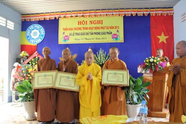 H_a Th²_ng Thfch Th(ng NghiOm trao Gißo Ch_ T_n Phong lOn hang H_a Th²_ng.jpg