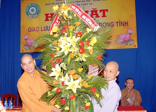 dai dien chua phuoc duyen (xuyen moc) tang hoa chuc mung.jpg