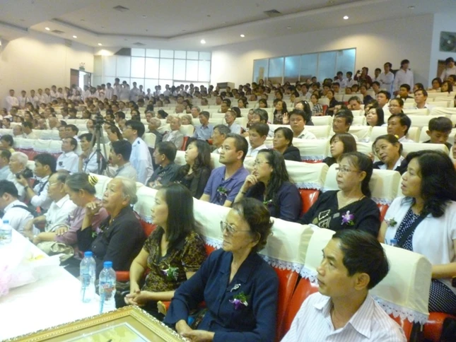 Ng__i __ng k_ hi_n xác và thân nhân.jpg