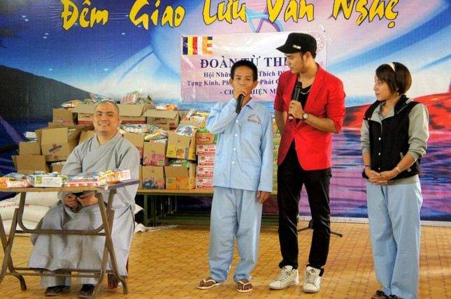 Chùa Thiện Mỹ tặng quà cho bệnh nhân HIV/AIDS ảnh 1 Thien my 1.jpg