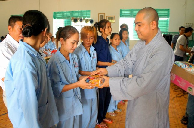 Chùa Thiện Mỹ tặng quà cho bệnh nhân HIV/AIDS ảnh 2 Thien my 2.jpg