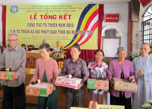 sc minh hai dai dien tang qua cho ba con ngheo.JPG