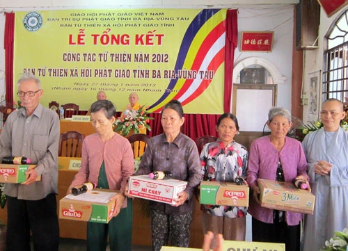 BR-VT: Hơn 44,4 tỷ đồng làm từ thiện ảnh 2 sc minh hai dai dien tang qua cho ba con ngheo.JPG