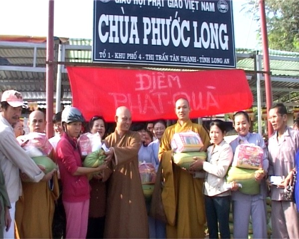 Trao qua cho dan ngheo.jpg