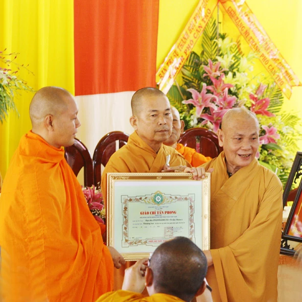 Cần Thơ: Trao giáo chỉ tấn phong tới 28 chư tôn đức ảnh 1 02 Can Tho.jpg