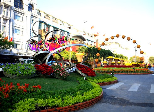 Chùm ảnh đường hoa Nguyễn Huệ qua các năm ảnh 10 Chùm ảnh đường hoa Nguyễn Huệ qua các năm ảnh 10