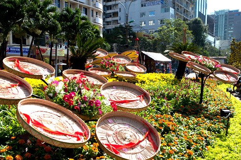 Chùm ảnh đường hoa Nguyễn Huệ qua các năm ảnh 11 Chùm ảnh đường hoa Nguyễn Huệ qua các năm ảnh 11