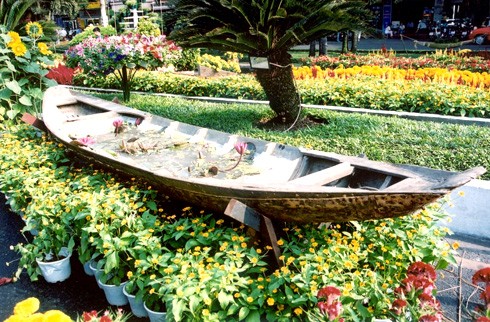 Tết Giáp Thân 2004, đường hoa Nguyễn Huệ lần đầu tiên xuất hiện là sự tiếp nối của chợ hoa Nguyễn Huệ đã kéo dài hơn nửa thế kỷ ở Sài Gòn Đường hoa Nguyễn Huệ Tết Ất Dậu 2005 với biểu tượng đàn gà Cảnh ngày mùa ở làng quê trên đường hoa Nguyễn Huệ Tết Bính Tuất 2006 Tết Đinh Hợi 2007 với sắc hoa vàng rực rỡ Tết Mậu Tý 2008 với biểu tưởng gia đình nhà chuột Đường hoa Nguyễn Huệ Tết Kỷ Sửu 2009 Xuân Canh Dần 2010 Tết Kỷ Mão 2011 Đường hoa Nguyễn Huệ Tết Nhâm Thìn 2012 với những chú tiểu long xinh xắn Tết Giáp Thân 2004, đường hoa Nguyễn Huệ lần đầu tiên xuất hiện là sự tiếp nối của chợ hoa Nguyễn Huệ đã kéo dài hơn nửa thế kỷ ở Sài Gòn Đường hoa Nguyễn Huệ Tết Ất Dậu 2005 với biểu tượng đàn gà Cảnh ngày mùa ở làng quê trên đường hoa Nguyễn Huệ Tết Bính Tuất 2006 Tết Đinh Hợi 2007 với sắc hoa vàng rực rỡ Tết Mậu Tý 2008 với biểu tưởng gia đình nhà chuột Đường hoa Nguyễn Huệ Tết Kỷ Sửu 2009 Xuân Canh Dần 2010 Tết Kỷ Mão 2011 Đường hoa Nguyễn Huệ Tết Nhâm Thìn 2012 với những chú tiểu long xinh xắn