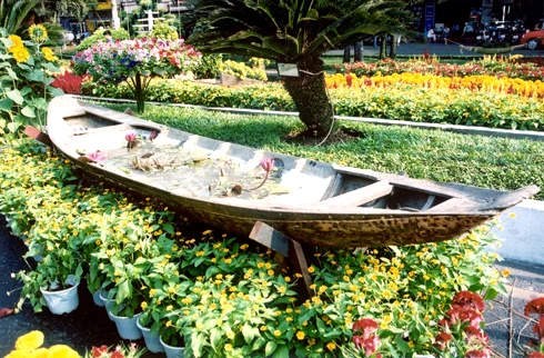 Tết Giáp Thân 2004, đường hoa Nguyễn Huệ lần đầu tiên xuất hiện là sự tiếp nối của chợ hoa Nguyễn Huệ đã kéo dài hơn nửa thế kỷ ở Sài Gòn Đường hoa Nguyễn Huệ Tết Ất Dậu 2005 với biểu tượng đàn gà Cảnh ngày mùa ở làng quê trên đường hoa Nguyễn Huệ Tết Bính Tuất 2006 Tết Đinh Hợi 2007 với sắc hoa vàng rực rỡ Tết Mậu Tý 2008 với biểu tưởng gia đình nhà chuột Đường hoa Nguyễn Huệ Tết Kỷ Sửu 2009 Xuân Canh Dần 2010 Tết Kỷ Mão 2011 Đường hoa Nguyễn Huệ Tết Nhâm Thìn 2012 với những chú tiểu long xinh xắn